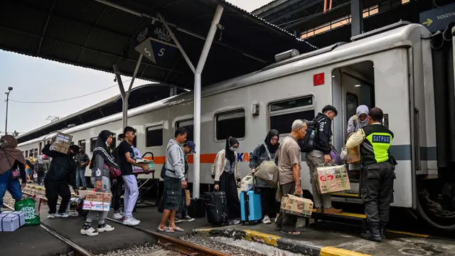 Penumpang Naik Kereta Diberangkatkan dari Daop 8 Surabaya