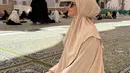 Warna-warna ini tidak hanya memberikan kesan lembut dan tenang, tetapi juga mencerminkan ketulusan serta ketenangan dalam beribadah.  [@enzystoria]