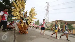 Peserta mengenakan kostum yang menjadi pusat perhatian peserta lainnya saat mengikuti Joyful Run&Walk 2017 di Alam Sutra, Tangerang, Minggu (7/5). Acara ini diikuti oleh lebih dari 5.500 peserta. (Liputan6.com/Helmi Afandi)