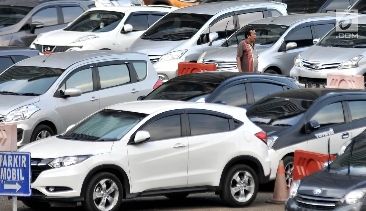 Warga berjalan menuju mobil yang diparkir di Park and Ride kawasan MH Thamrin, Jakarta, Kamis (6/12). Kenaikan tarif parkir akan mulai pertama kali diterapkan di IRTI Monas dan sejumlah kantong parkir milik Pemprov DKI Jakarta. (Merdeka.com/Iqbal Nugroho)