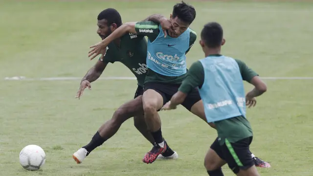 Pemain Timnas Indonesia U-22, Marinus Wanewar, berebut bola dengan Hanif Sjahbandi. (Bola.com/Yoppy Renato)