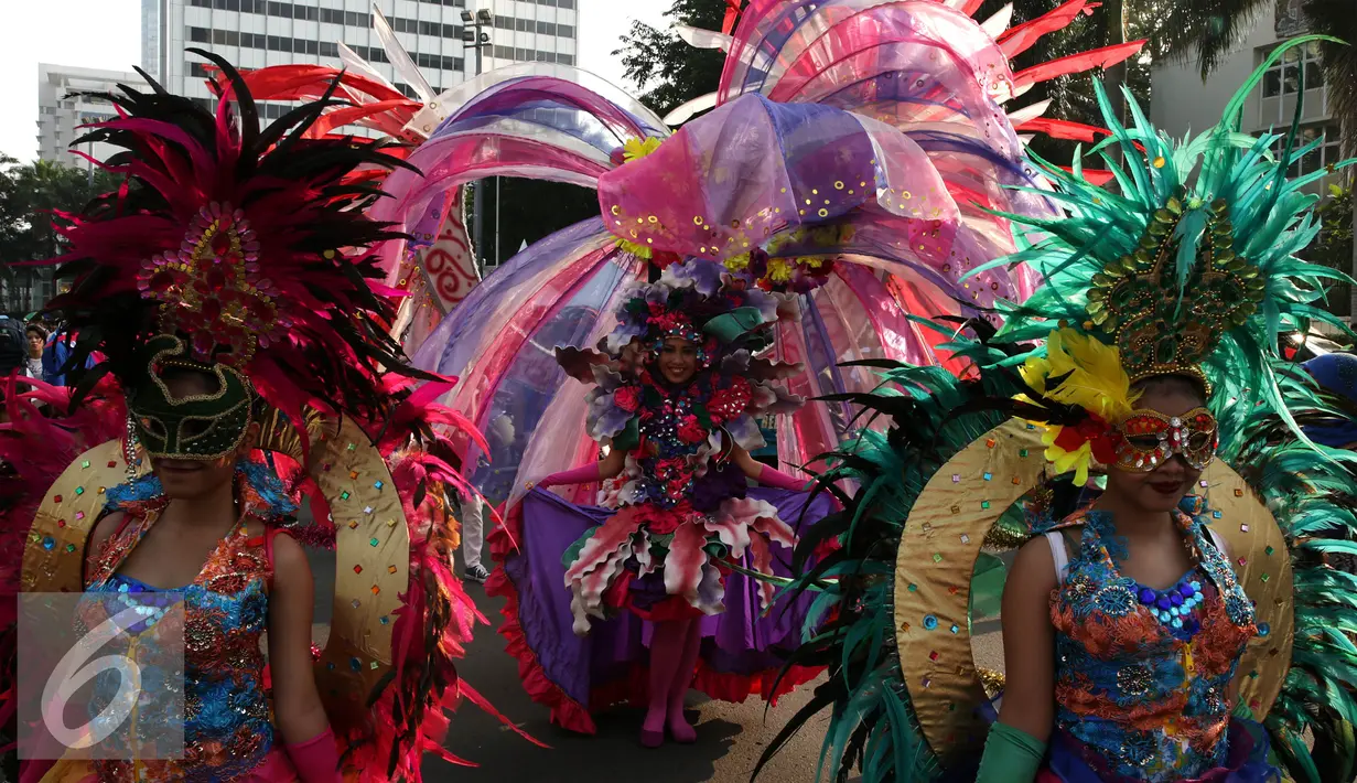 Sejumlah peserta parade mengenakan kostum unik saat memperingati Hari Pelanggan Nasional (Harpelnas) 2016 di Kawasan Bundaran HI, Jakarta, Minggu (4/9). Kegiatan tersebut sebagai bentuk kepedulian bersama kepada pelanggan. (Liputan6.com/Johan Tallo)