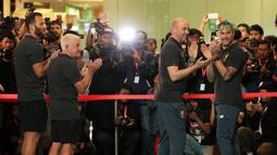 Legenda Liverpool, Patrik Berger, Roy Evans, Gary McAllister, Jason McAteer hadir pada acara LFC World Tour Jakarta di Mal Taman Angrek, Jakarta (08/03/2018). Kegiatan tersebut untuk membawa Liverpool lebih dekat kepada fans. (Bola.com/Nick Hanoatubun)
