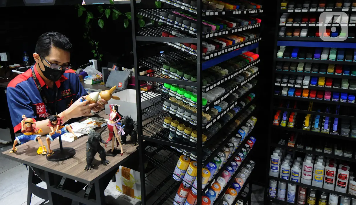 Pekerja mengecek mainan khusus kolektor di Indonesia Multi Toys di QBIG, Seprong, Tangerang Selatan, Banten, kKamis (25/11/2021). Peningkatan penjualan mainan akibat adanya pembatasan kunjungan ke luar negeri sehingga para peminat mainan membeli di dalam negeri. (merdeka.com/Arie Basuki)