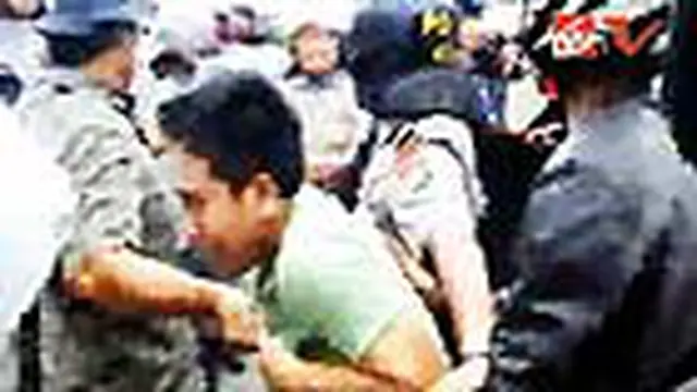 Bentrokan di Makassar, Lima Polisi Terluka
