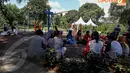 Sejumlah orang terlihat sedang berdiskusi bersama di Taman Mataram, Jakarta, Minggu (20/4/2014). (Liputan6.com/Faizal Fanani)