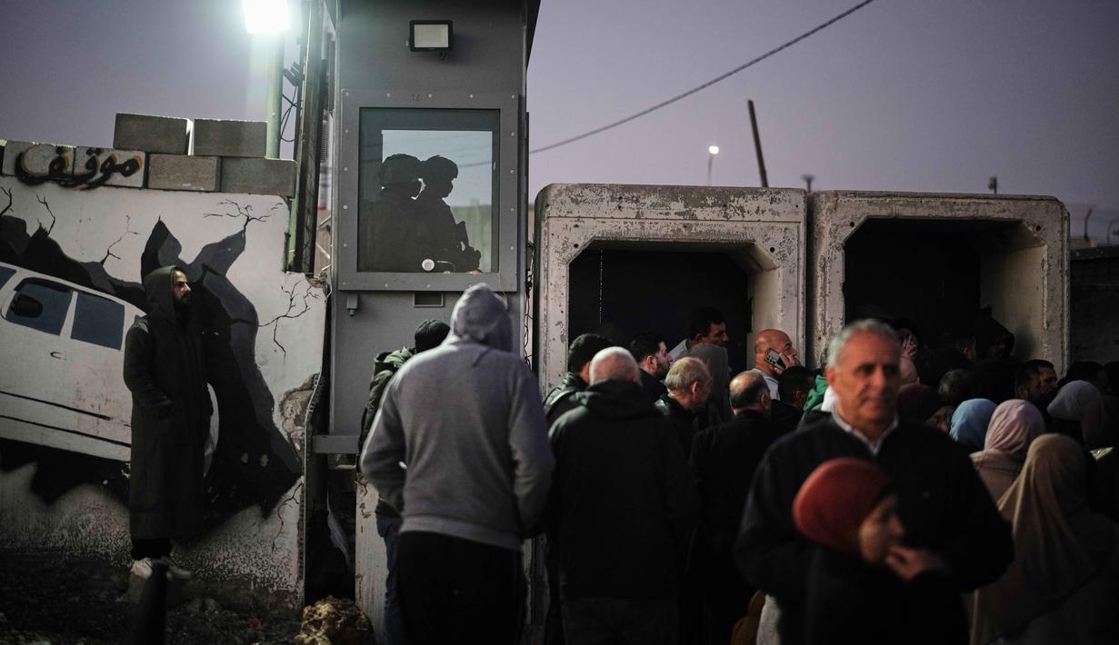 Diketahui, Ramadan 1447 Hijriah atau 2026 Masehi menjadi momentum emosional bagi warga Palestina, karena menjadi yang pertama di bawah kesepakatan gencatan senjata sejak konflik berkepanjangan antara Israel dan Hamas. Tampak dalam foto, warga Palestina berbaris untuk melewati pos pemeriksaan militer Israel Qalandia antara kota Ramallah di Tepi Barat dan Yerusalem dalam perjalanan mereka untuk menghadiri salat Jumat di Masjid Al-Aqsa saat bulan suci Ramadan 1447 Hijriah, Jumat 20 Februari 2026. (AP Photo/Leo Correa)