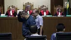 Terdakwa yang juga anggota nonaktif DPRD Kalteng, Punding LH Bangkan (kiri), Borak Milton (kedua kiri), Edy Rosada (duduk) dan Arisavanah (duduk, kanan) saat sidang putusan dugaan suap terkait pencemaran limbah sawit di Pengadilan Tipikor, Jakarta, Rabu (3/7/2019). (Liputan6.com/Helmi Fithriansyah)