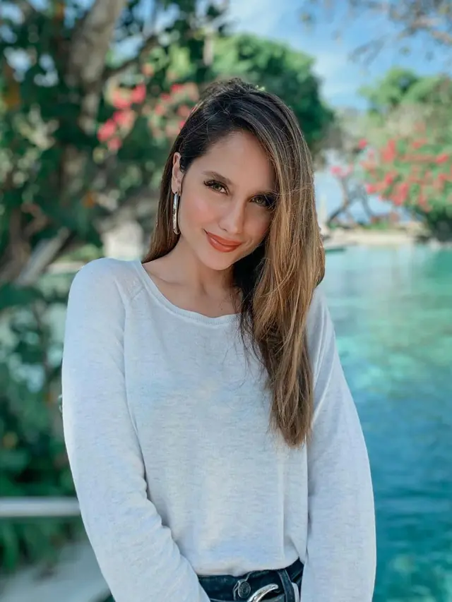 [Fimela] Cinta Laura