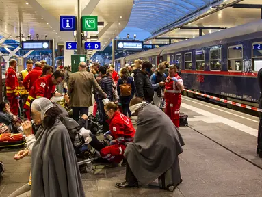 Petugas penyelamat menangani penumpang kereta yang terluka akibat dua gerbong kereta bertabrakan di stasiun kereta api utama di Salzburg, Austria (20/4). Sedikitnya 40 orang mengalami luka-luka dalam insiden ini. (FMT/Wolfgang Moser/APA/AFP)