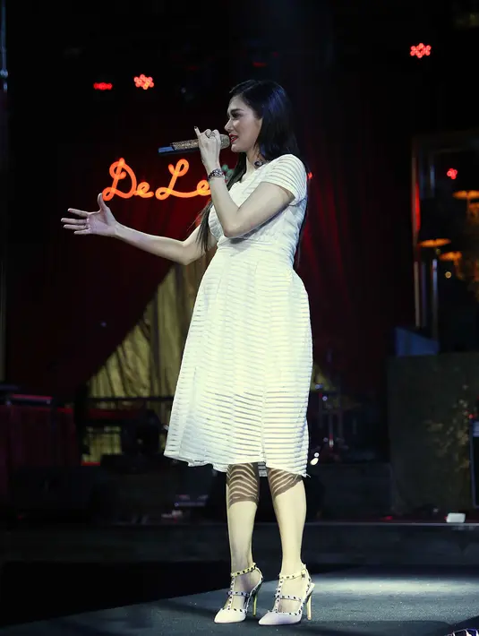 Lantaran itu, Mulan Jameela enggan membaca komentar-komentar para haters di akun Instagramnya.  (Nurwahyunan/Bintang.com)