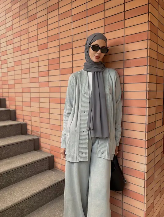 Paula tampil effortless slay dengan outfit santai yang serba abu-abu. Ia padukan t-shirt putih dengan cardigan dan celana abu-abu. Ditutup dengan kerudung lilit dan kacamata hitam [@paula_verhoeven]