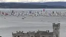 Ribuan kapal layar membentuk barisan saat perlombaan tahunan Barcolana di Pelabuhan Trieste, Italia, Minggu (11/10). Barcolana merupakan salah satu perlombaan kapal layar tahunan terbesar di dunia yang dimulai sejak 1969. (REUTERS/Stefano Rellandini)