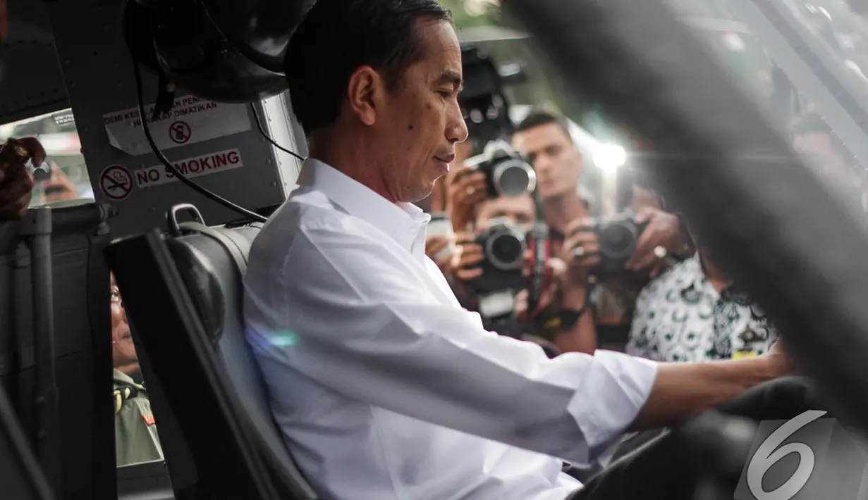 Presiden Jokowi mencoba sebuah helikopter di Pameran  Alutsista TNI AD, Jakarta, Rabu (17/12/2014). (LIputan6.com/Faizal Fanani)