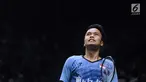 Tunggal putera Indonesia, Anthony Sinisuka Ginting saat melawan Wong Wing Ki Vincent (Hongkong) pada babak pertama turnamen Indonesia Masters 2018 di Istora Senayan, Jakarta, Rabu (24/1). Anthony unggul 21-15, 21-10. (Liputan6.com/Helmi Fithriansyah)