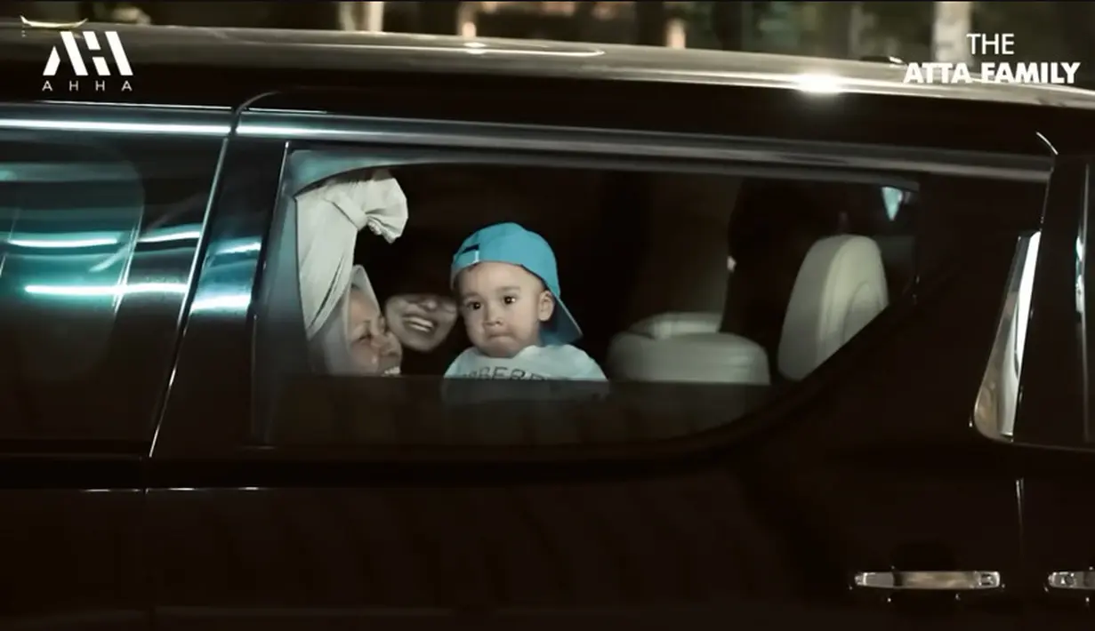 Tidak hanya sampai disitu, tingkah Cipung cium tangan baby Ameena saat mau pulang juga membuat warganet makin gemas. Penampilan Cipung mengenakan topi dibalik saat pamitan dengan Ameena. [Youtube/AH]