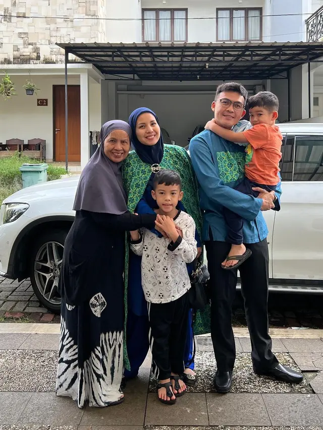 8 Momen Tya Ariestya dan Suami Jalani Umrah, Penuh Haru Bahagia