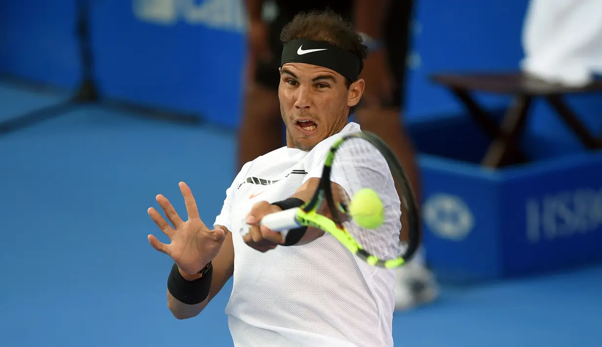 Petenis asal Spanyol, Rafael Nadal bereaksi sambil mengembalikan bola ke arah petenis asal Jepang, Yoshihito Nishioka dalam babak perempat final turnamen Meksiko Terbuka 2017 di Cancha Central, Acapulco, Kamis (2/3). (AFP PHOTO/Alfredo ESTRELLA)