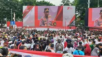 Kapolri Jenderal Listyo Sigit Prabowo saat menyambut parade Kirab Merah Putih di Bundaran HI, Jakarta, Minggu (28/8/2022). Dalam kesempatan itu, Kapolri juga menyinggung soal Pilpres 2024. (Liputan6.com/Nanda Perdana Putra)