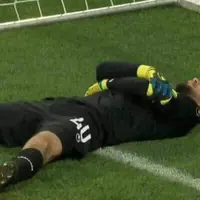 Kiper ini rela pura-pura cedera di tengah pertandingan agar pemain lain bisa menikmati waktu buka puasa. (Sumber Foto: Kapanlagi.com)