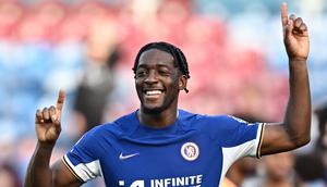 Axel Disasi sejatinya bukanlah seorang full-back, tapi dia memberikan performa terbaiknya di posisi tersebut. Pergerakannya di sisi kanan kerap merepotkan lawan. (AFP/Oli Scarff)