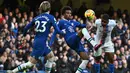 Gelandang Chelsea, Carney Chukwuemeka (tengah) berebut bola dengan gelandang Crystal Palace, Cheick Doucoure pada laga Liga Inggris 2022/2023 di Stamford Bridge, London (15/1/2023). Carney Chukwuemeka telah bermain bersama Aston Villa di Premier League sejak awal musim 2021/2022 saat dipromosikan dari tim Aston Villa U-23. Musim ini ia telah membela The Villans dalam 10 laga di Premier League. Bersama Timnas Inggris U-20 ia telah mengoleksi 3 caps sejak melakukan debut pada 21 September 2022. (AFP/Ben Stansall)