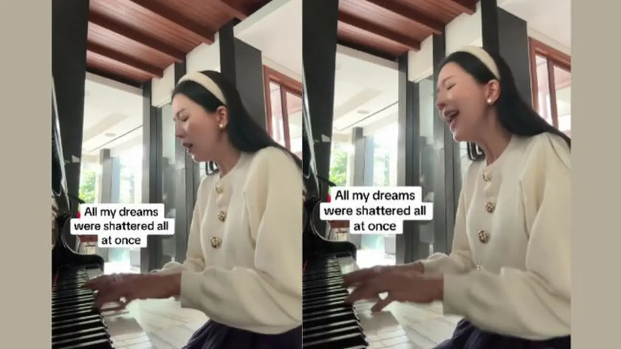 Agnes Jennifer bernyanyi sambil main piano