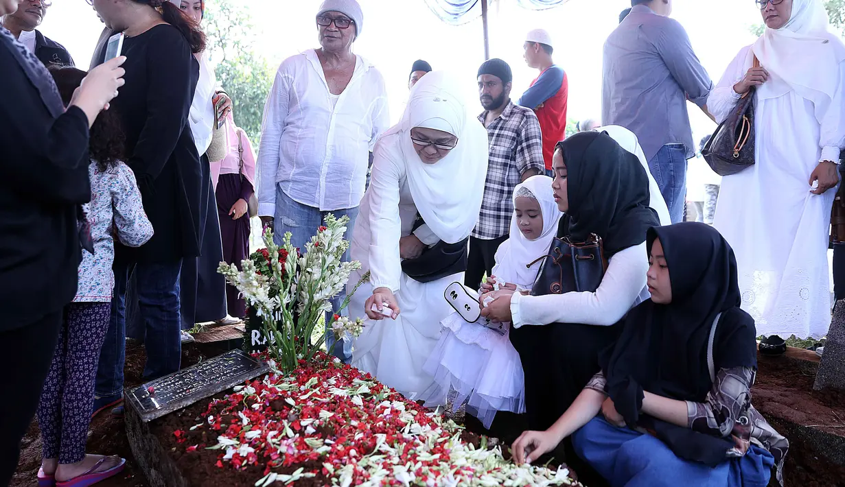 "Pesen saya, yang masih punya orangtua, disayang aja orangtuanya. Gak usah pakai modal, buat perilaku kalian tuh bahagiain orangtua," ucapnya. (Nurwahyunan/Bintang.com)