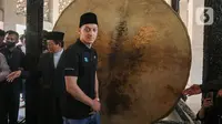 Bintang sepak bola asal Jerman, Mesut Ozil saat berada di Masjid Istiqlal, Jakarta, Jumat (27/5/2022). Seperti diketahui Ozil sedang berada di Jakarta sejak 24 Mei lalu. Pria berkebangsaan Jerman itu telah melakukan serangkaian kegiatan di Indonesia.  (Liputan6.com/Herman Zakharia)