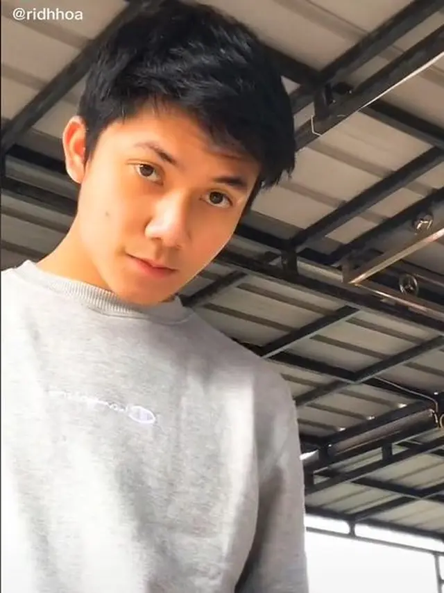 6 Potret Seleb TikTok Ridhho Disebut Mirip Iqbaal Ramadhan, Bak Kembaran