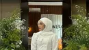 Dari beberapa foto yang dibagikan di media sosialnya, Nabila Taqiyyah memilih mengenakan atasan kebaya janggan putih modern dengan lengan panjang puffer. Dipadukan bawahan kain warna abu-abu bermotif. [@nabilataqiyyah]