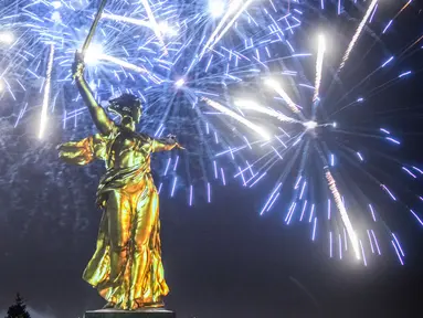 Patung The Motherland Calls dihiasi kembang api saat perayaan 73 tahun kemenangan Rusia dalam Perang Dunia II di Volgograd (8/5). Rusia memperingati 73 tahun kemenangan atas Nazi Jerman dalam Perang Dunia II yang jatuh pada 9 Mei. (AFP/Mladen Antonov)
