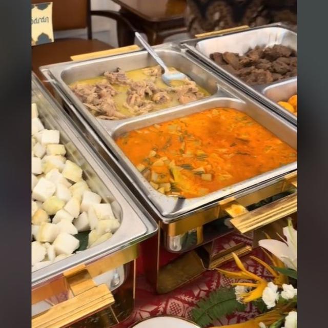 Hidangan Open House Jokowi di Istana Negara, Ada Opor Ayam sampai Jajanan Pasar. foto: TikTok @erinagudono