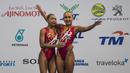 Pasangan Anisa Feritrianti dan Claudia Megawati, saat tampil pada cabang renang indah di Aquatic Center, Kuala Lumpur, Kamis (18/8/2017). Pasangan ini berhasil meraih medali perunggu. (Bola.com/Vitalis Yogi Trisna)