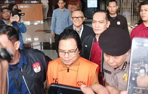 Pakai Rompi Oranye, Eks Sekjen MPR Resmi Ditahan KPK