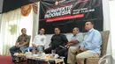 Menteri Ketenagakerjaan Hanif Dhakiri (kedua kiri) mengakui ada pro dan kontra terkait aksi lompat pagar saat dia menggelar inspeksi mendadak, Sabtu (8/11/2014) (Liputan6.com/Herman Zakharia) 