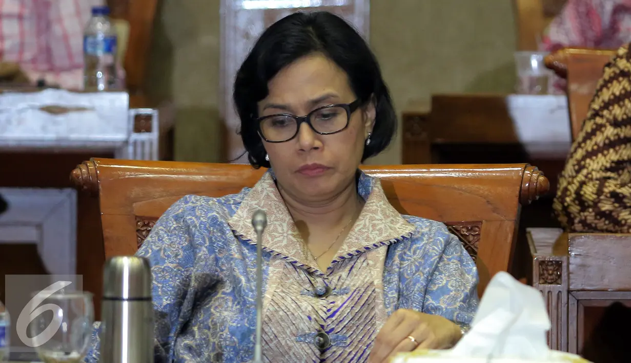 Menteri Keuangan Sri Mulyani Indrawati mengikuti rapat kerja (Raker) dengan Komisi XI DPR RI di Kompleks Parlemen Senayan, Jakarta, Kamis (29/9). (Liputan6.com/Johan Tallo)