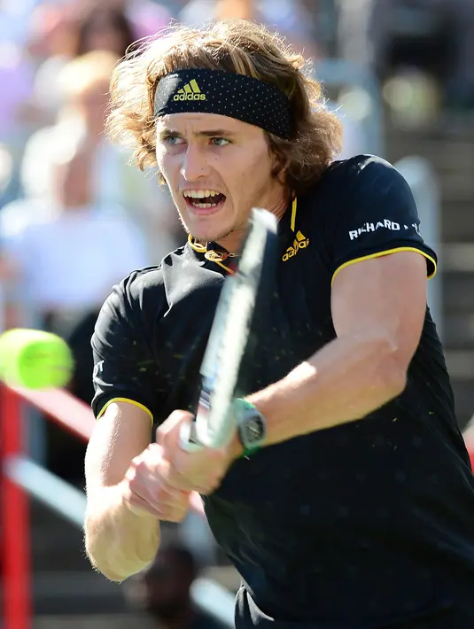 Petenis Jerman, Alexander Zverev mengembalikan pukulan ke arah petenis Swiss, Roger Federer pada final Piala Rogers 2017 di Montreal, Minggu (13/8). Zverev mengatasi perlawanan Federer dua set langsung 6-3, 6-4. (Paul Chiasson/The Canadian Press via AP)
