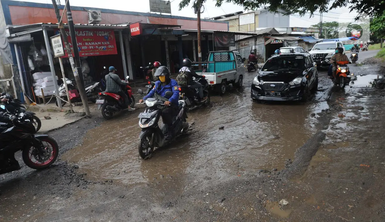 Kendaraan menghindari lubang yang cukup dalam akibat jalan yang rusak di Jalan Raya Bojonggede, Bogor Senin (11/5/2020). Beberapa titik jalan yang menghubungkan Citayam Depok - Bojonggede Bogor mengalami kerusakan yang cukup parah sejak tiga bulan terakhir. (merdeka.com/Arie Basuki)