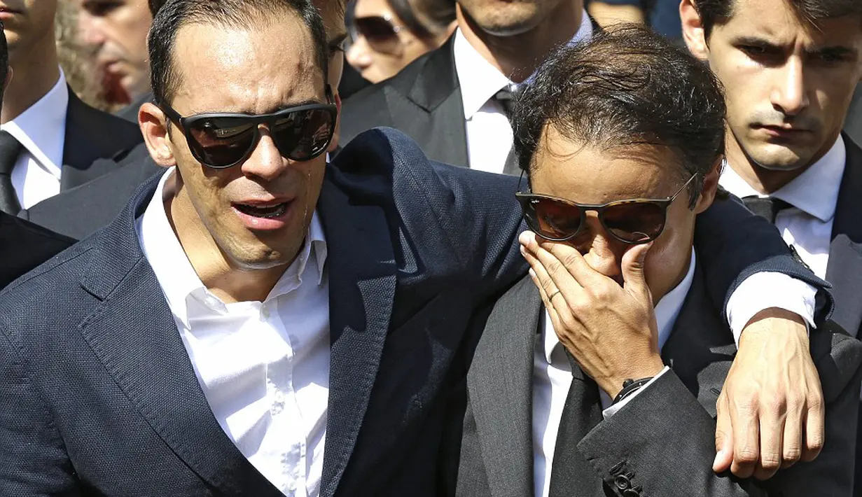 Pebalap F1, Pastor Maldonado (kiri) dan Felipe Massa terlihat emosional. (AP Photo)