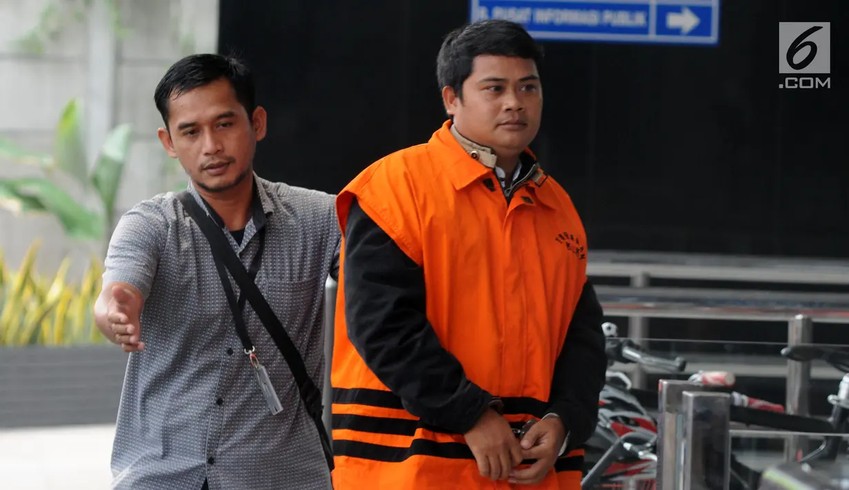 Tangan kanan mantan Bupati Labuhanbatu Pangonal Harahap, Umar Ritonga (kanan) tiba di Gedung KPK, Jakarta, Senin (29/7/2019). Umar Ritonga diperiksa sebagai tersangka terkait membawa lari uang Rp 500 juta dugaan suap proyek di lingkungan Pemda Labuhanbatu. (merdeka.com/Dwi Narwoko)