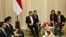 Presiden Indonesia, Joko Widodo (kanan) berbincang dengan presiden Tiongkok, Xi Jinping saat melakukan pertemuan bilateral di area penyelenggaraan KTT Asia Afrika 2015, di Jakarta Convention Center, Rabu (22/4/2015). (Liputan6.com/Herman Zakharia)