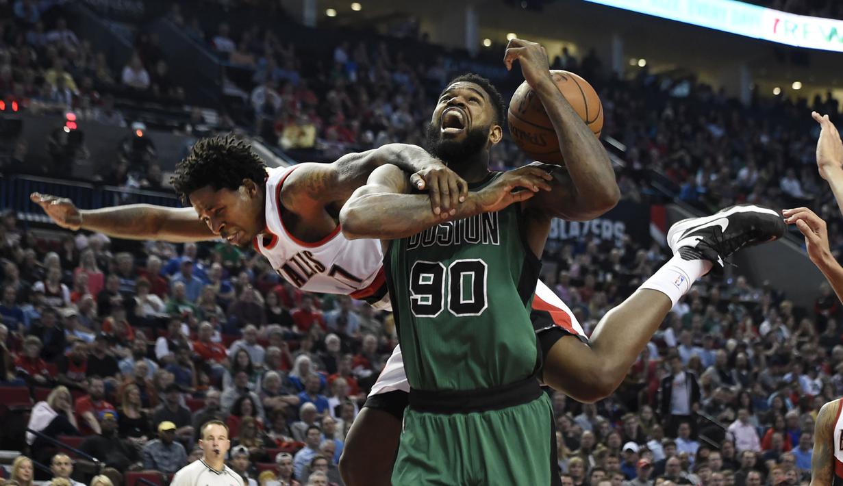 Pemain Boston Celtics, Amir Johnson (90) dilanggar pemain Portland Trail Blazers, Ed Davis (17), dalam laga basket NBA di Moda Center, Portland, AS, (31/3/2016). (Reuters/Steve Dykes-USA TODAY Sports)
