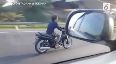 Selain tak mengenakan helm sebagai standar keselamatan berkendara, ibu-ibu itu pula terlihat ngebut menjalankan motornya. 