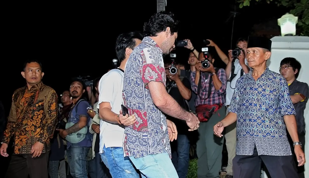 BJ Habibie meninggal dunia pada Rabu, 11 September 2019 di RSPAD Gatot Subroto, Jakarta, pukul 18.05 WIB. Siang ini, jenazahnya pun dikebumikan di TMP Kalibata, Jakarta. Liang lahatnya berada tepat di sebelah makan sang istri, Ainun. (Adrian Putra/Fimela.com)