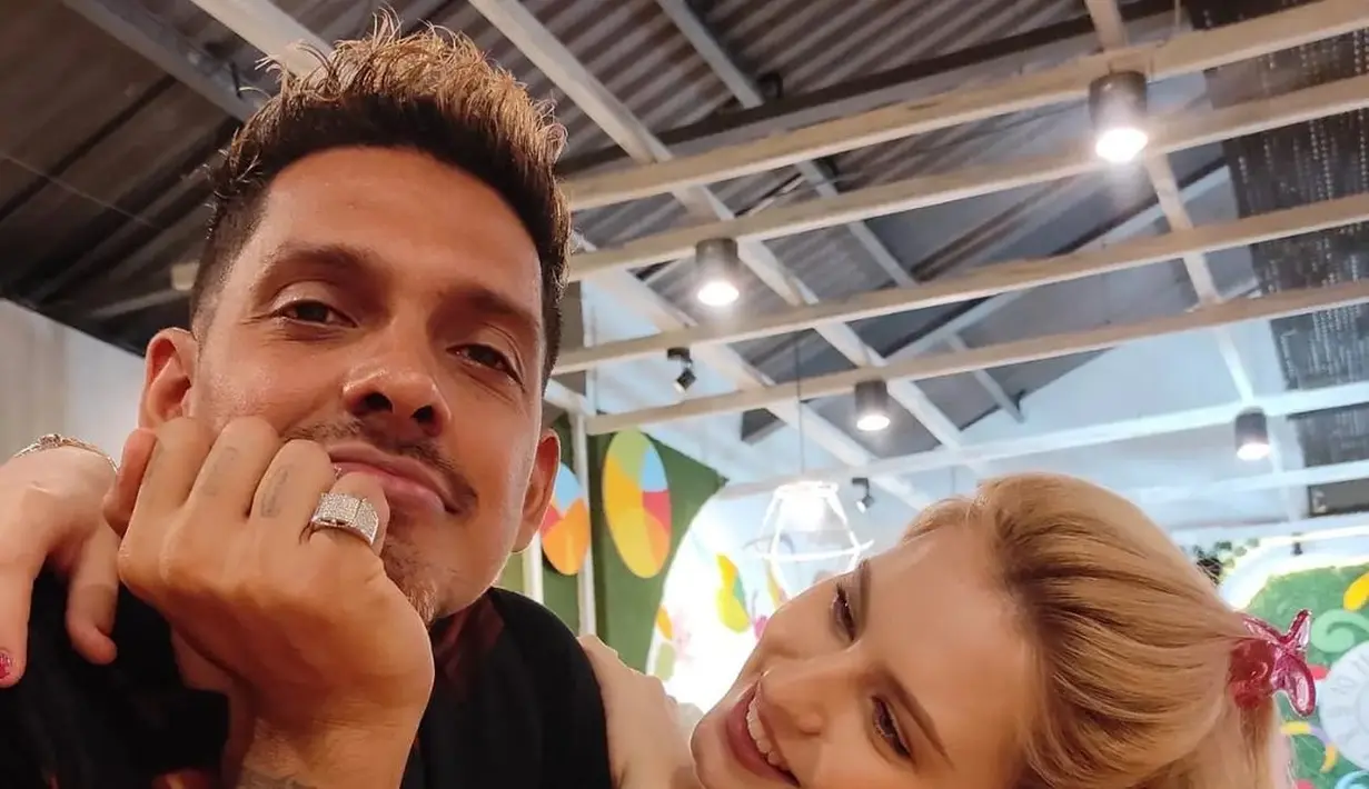 <p>Pernikahan Robby Shine dan Natasya dikaruniai dua orang anak. (FOTO: instagram.com/robbyshine/)</p>