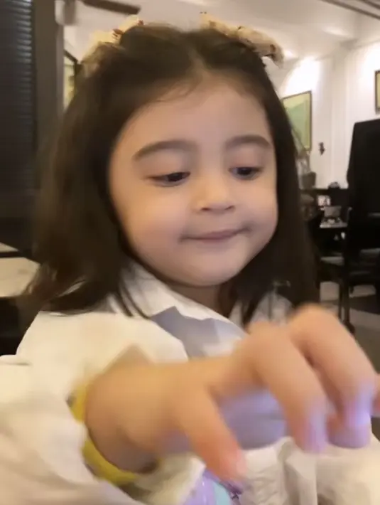 Baby Guzelim juga ikut sang mamah, Margin buka puasa bersama. Ia tampil cantik dengan kemeja putih lengan panjang. [@sonaanggara]