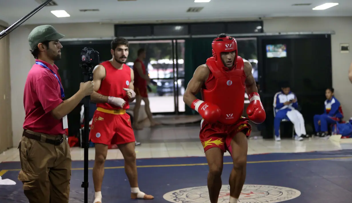 Atlet Wushu Asal Iran, melakukan pemanasan sebelum bertanding pada Cabang Sanda Kejuaraan Dunia Wushu 2015 di Istora, Senayan, Jakarta,Rabu (18/11/2015). (Bola.com/Nicklas Hanoatubun)