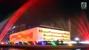 Pemandangan Gedung MPR/DPR/DPD berhias lampu warna-warni yang diletakan di bawah kolam air mancur, Jakarta, Rabu (18/7). Lampu warna-warni ini dipasang untuk menyambut HUT ke-73 RI. (Lipputan6.com/JohanTallo)