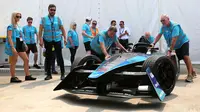 Kru paddock mengeluarkan Mobil Formula E Gen 3 pada acara Reveal of Gen3 Car (Unboxing) &amp; Final Update di AGI Jakarta International E-Prix, Ancol, Jakarta, Rabu (31/05/2023). (Bola.com/Bagaskara Lazuardi)